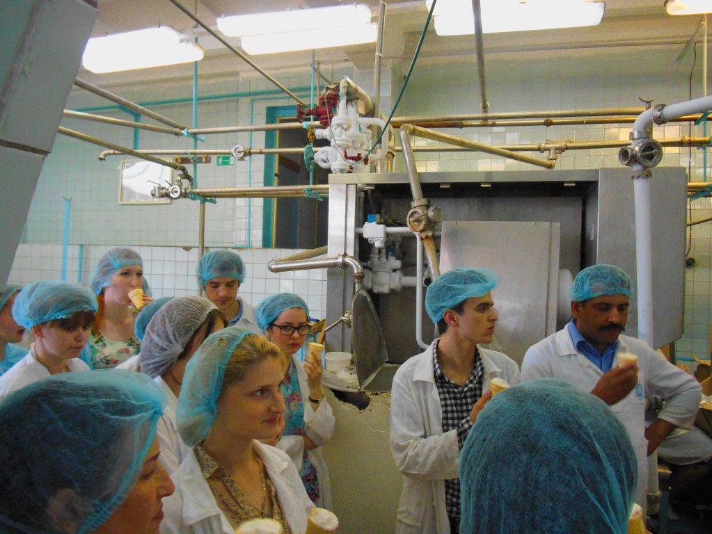 Студенты ВолГУ посетили волгоградскую фабрику мороженого.jpg